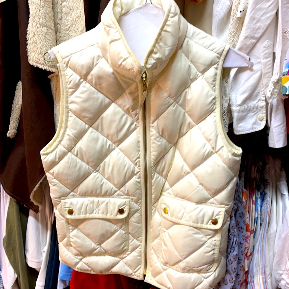 Gorgeous cream j crew puffer vest
